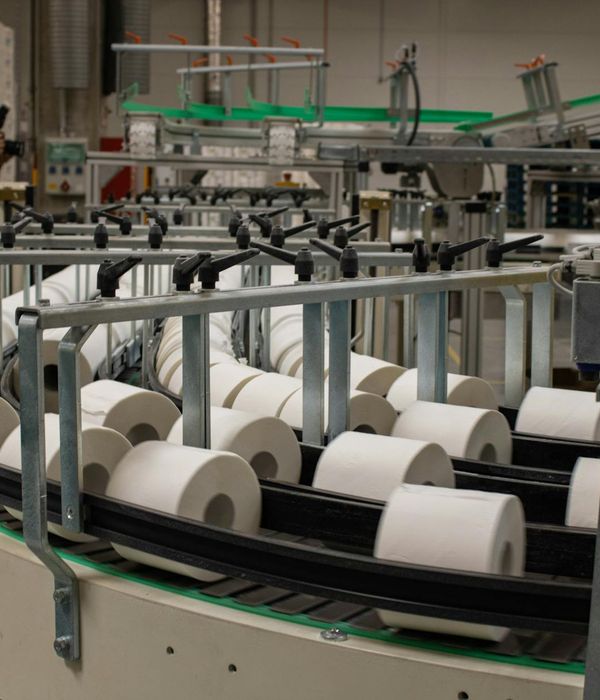 Automated distribution center with conveyor belt sorting systems and packages